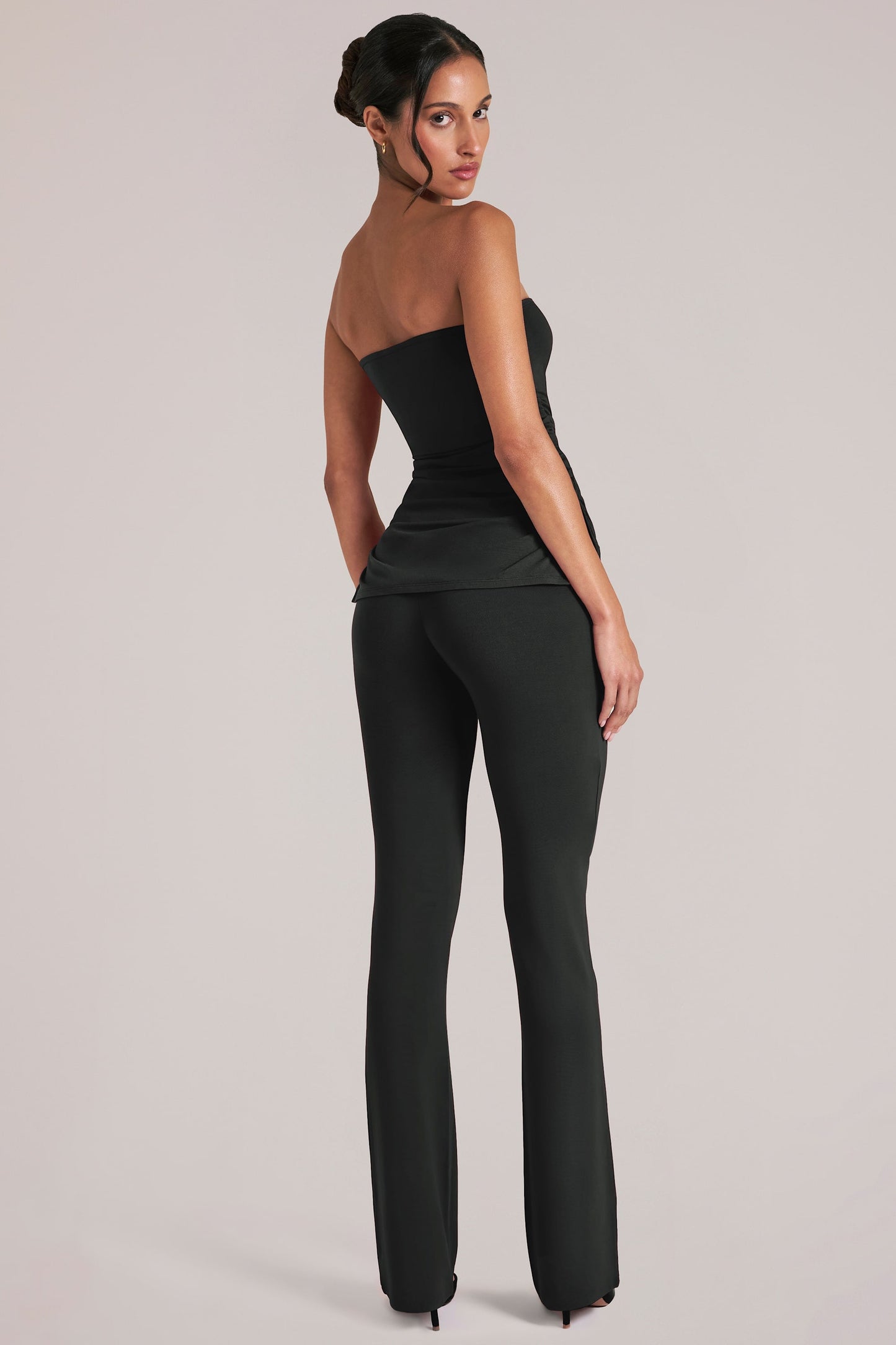 Mid-Rise Fitted Trousers in Black