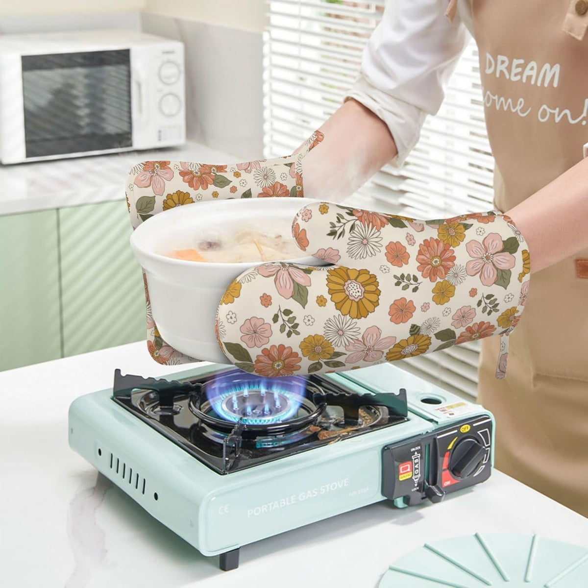 Retro 70s Style Flower Oven Mitts and Pot Holders Set of 4 Silicone Retro Boho Groovy Flower Kitchen Mitten Gloves and Non-Slip Potholders Set Heat Resistant Oven Gloves Hot Holders for BBQ