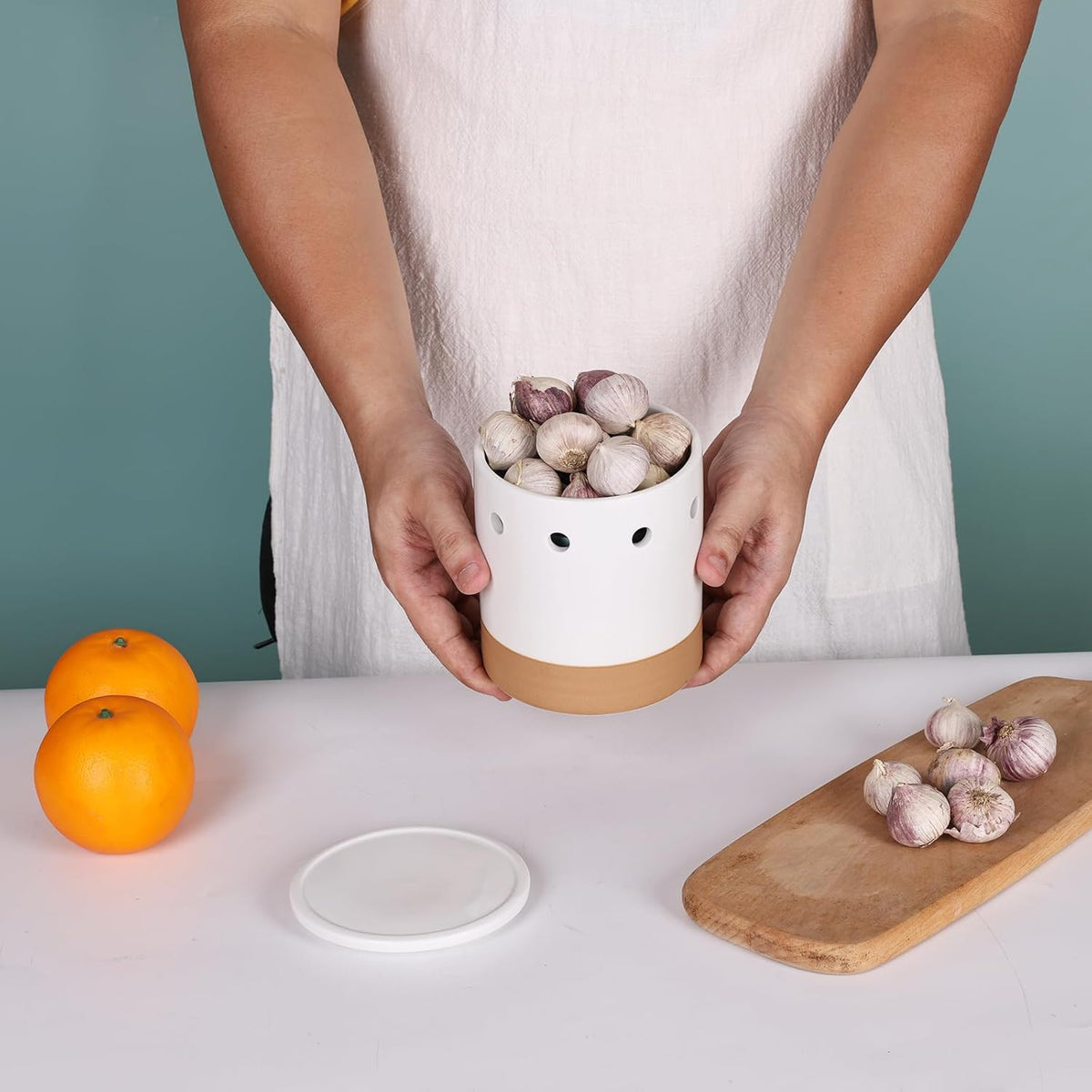 LEETOYI Garlic Keeper with Lid, Garlic Holder Storage Container, Ceramic Garlic Container for Countertop, Garlic Saver to Keep Your Garlic Cloves Fresh Longer, Easy to Clean