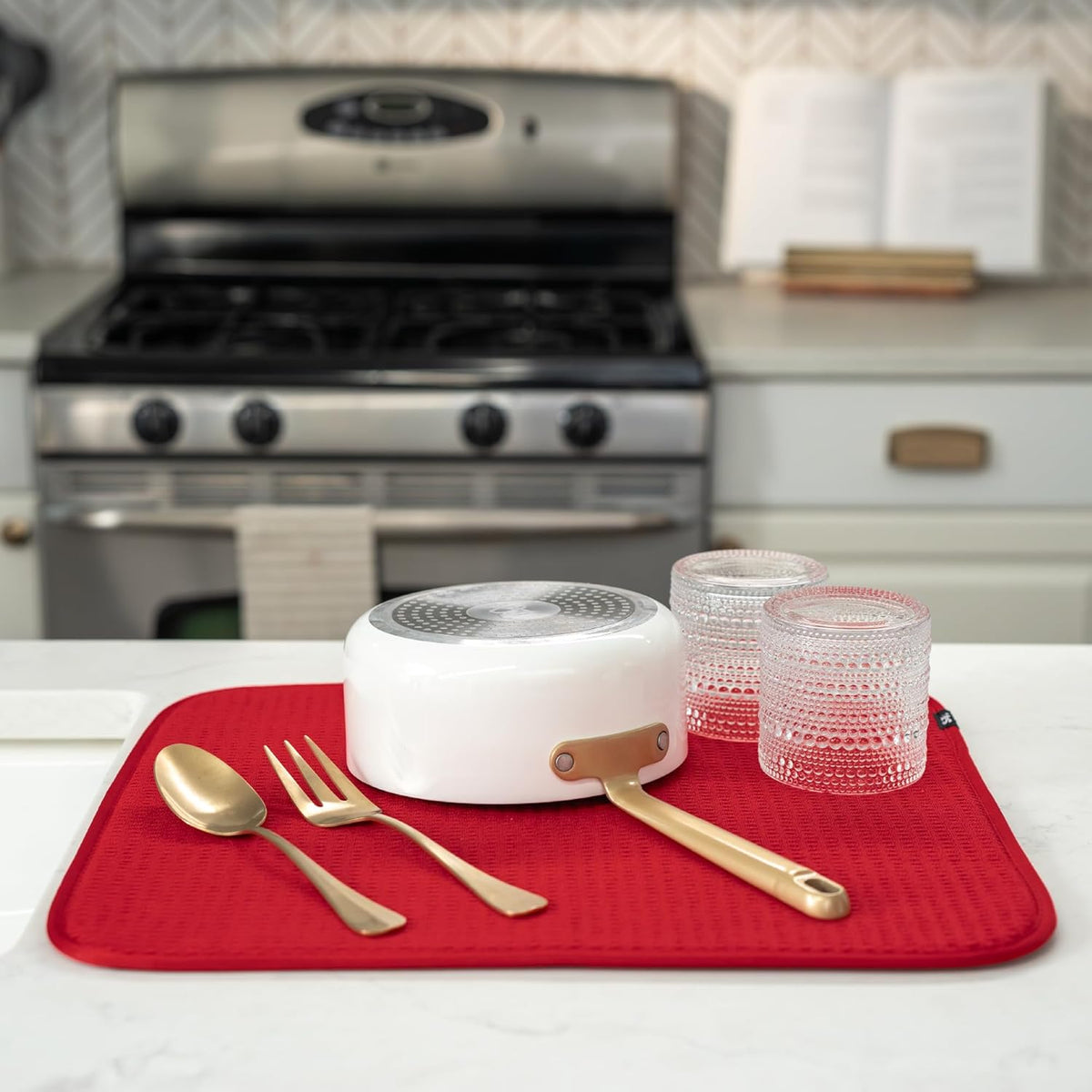 S&T INC. Dish Drying Mat, 16” x 18”, Absorbent Microfiber Kitchen Counter Mat, Dish Drying Pad for Dishes, Utensils, Pots and Pans, Large, Red
