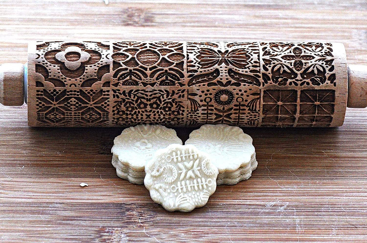 Christmas Wooden Rolling Pin for Baking Engraved Embossing Rolling Pin Cookie Stamps Roller Square Grid Cookies Mold Kitchen Decor Tools for Baking Embossed Cookies (European Fashion)