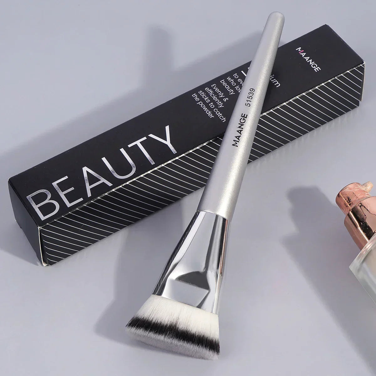 MAANGE Flat Round Foundation Brush