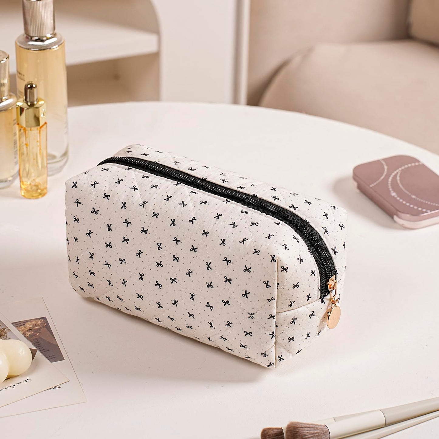 HHQQWZ Cute Floral Cotton Makeup Bag, Quilted Makeup Bag for Women Girls, Travel Floral Cosmetic Bag Zipper Make Up Pouch, Flowers Toiletry Organizer Bag (Grey/Black Bowknot)