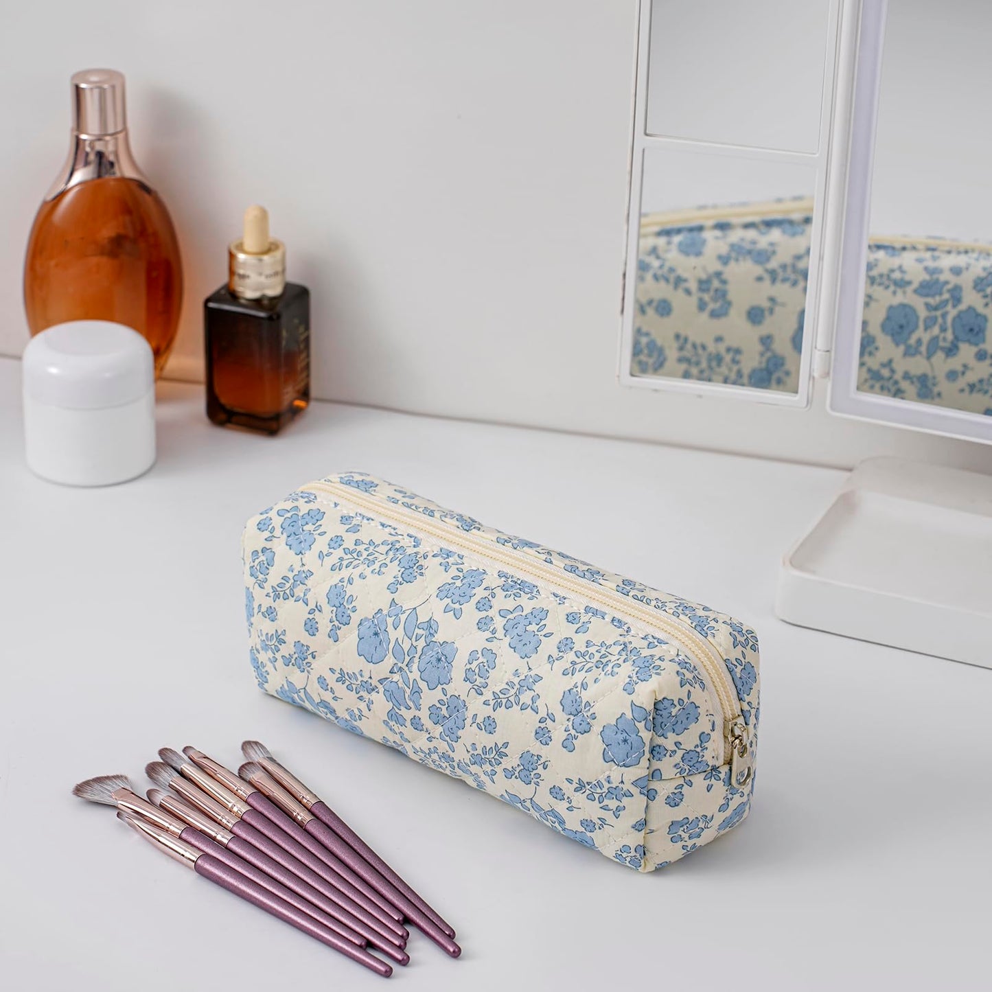 HHQQWZ Cute Floral Cotton Makeup Brush Cosmetic Bag for Women, Travel Quilted Zipper Make Up Bag, Flowers Toiletry Organizer Case Kawaii Makeup Cosmetic Travel Cloth Pouch (Blue Floral)