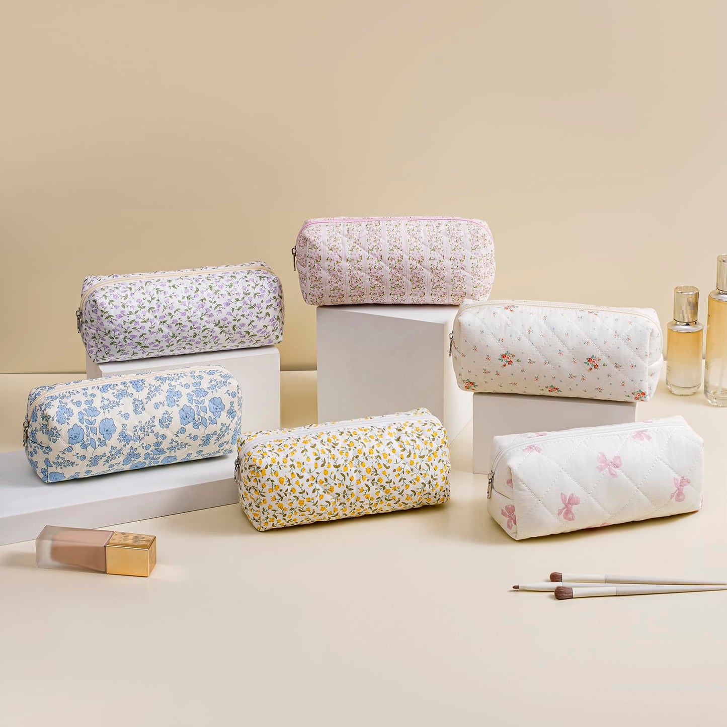 HHQQWZ Cute Floral Cotton Makeup Brush Cosmetic Bag for Women, Travel Quilted Zipper Make Up Bag, Flowers Toiletry Organizer Case Kawaii Makeup Cosmetic Travel Cloth Pouch (Blue Floral)